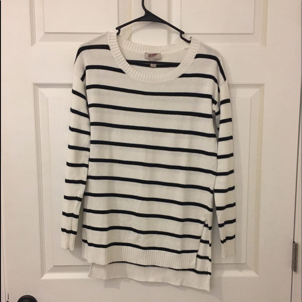 🌟Arizona Jeans Co sweater. Black and white size S